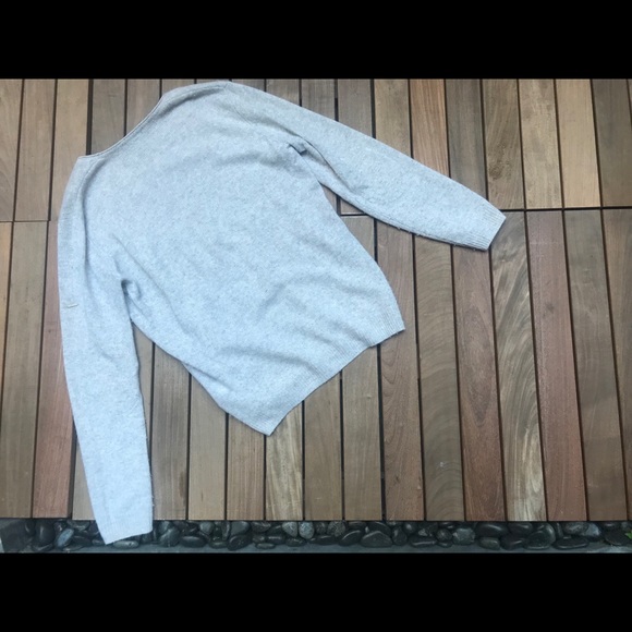 SILK & CASHMERE Light Grey Button Up V-Neck Top - Picture 2 of 5